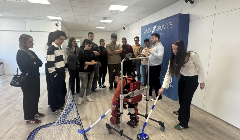 Estudiantes de Fisioterapia conocen el primer exoesqueleto pediátrico creado por Marsi Bionics