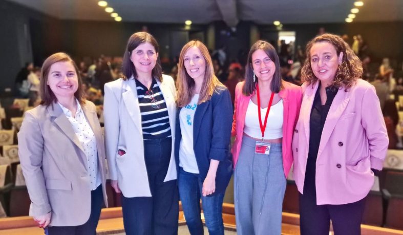 Expertas en Educación critican la demonización de la tecnología en las aulas y piden enfocar el debate en su mal uso