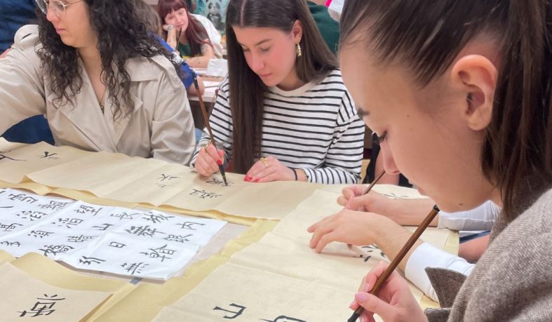 El Instituto Nebrija de Lenguas Modernas celebra la Feria de la Cultura China con estudiantes de Lanzhou University