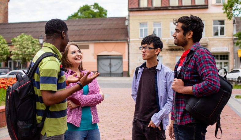 Cómo los acentos extranjeros moldean inconscientemente la forma en que interactuamos