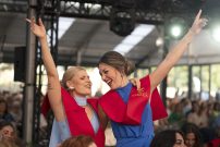 El nuevo edificio deportivo de La Berzosa abraza las graduaciones de la promoción de 2025