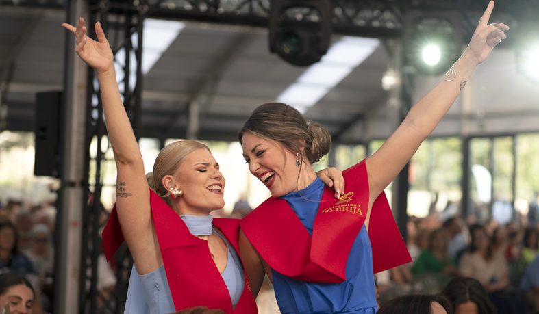 El nuevo edificio deportivo de La Berzosa abraza las graduaciones de la promoción de 2025