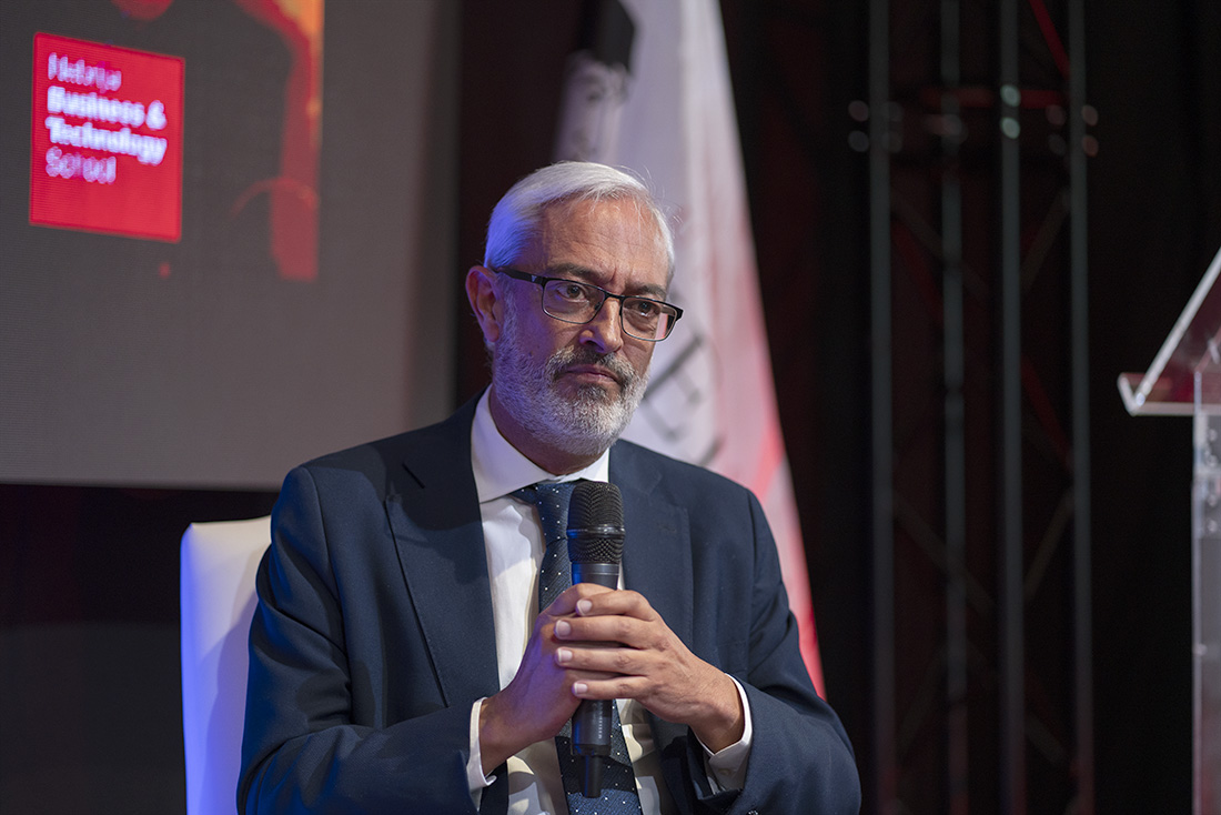 Jesús Briones. Mesa redonda sobre pensamiento crítico