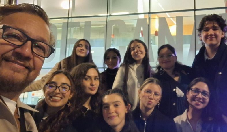 Alumnos de Artes Escénicas asisten al espectáculo de danza Delicada Caída