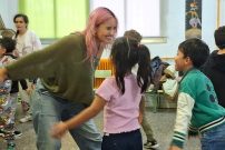 Estudiantes de Artes Escénicas llevan la experiencia Danzaves-Avecinas a un colegio madrileño