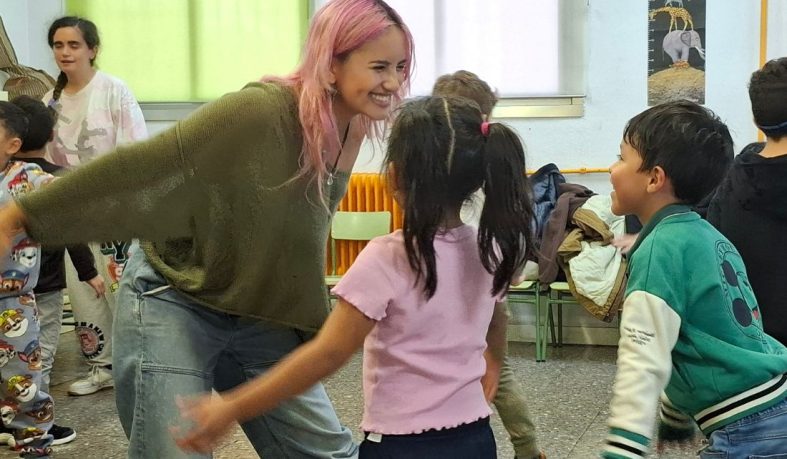 Estudiantes de Artes Escénicas llevan la experiencia Danzaves-Avecinas a un colegio madrileño