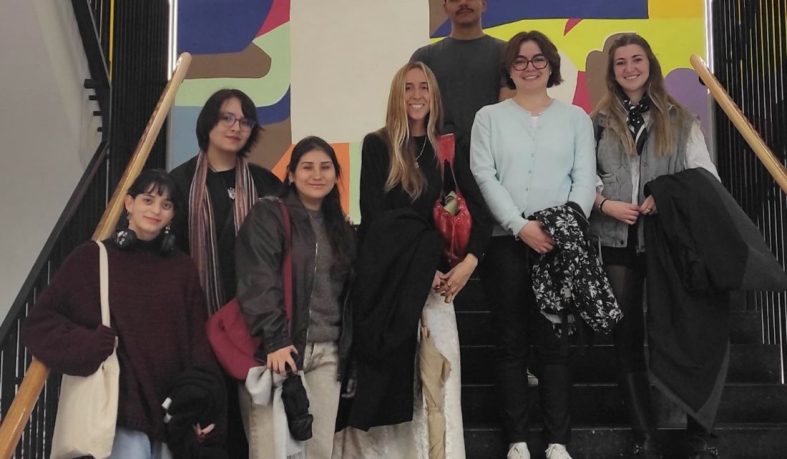 Estudiantes de Lenguas Modernas Aplicadas visitan la exposición sobre la traducción simultánea en los juicios de Núrenberg