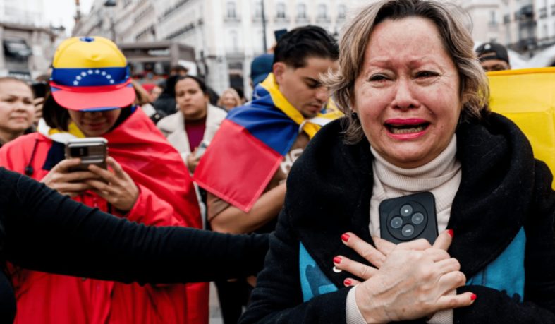 Venezuela. Mujer emocionada. RTVE