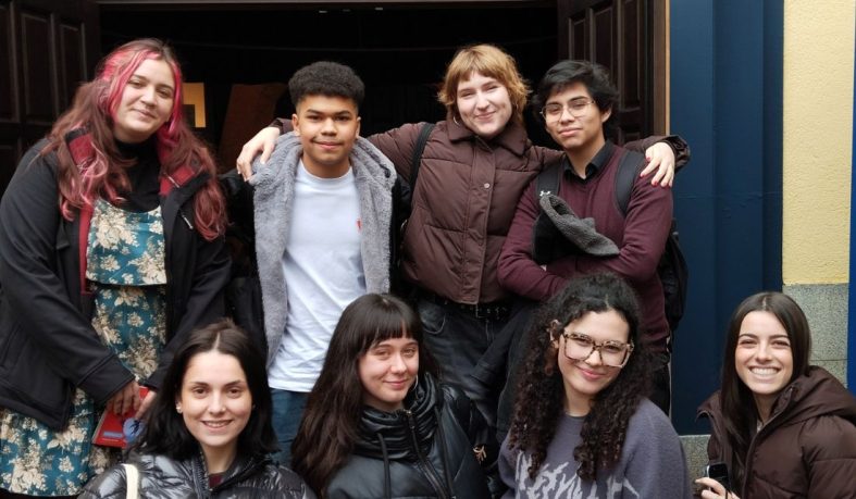 Alumnos de Artes Escénicas asisten a la representación de Tebanas en el Teatro de la Abadía