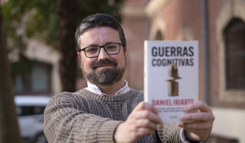 Daniel Iriarte explica cómo el microtargeting y la IA pueden manipular la mente de los votantes