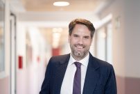 Francisco Badea imparte una clase magistral sobre certificación ferroviaria en la Universidad de Oviedo