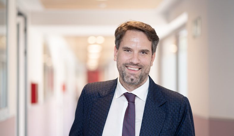 Francisco Badea imparte una clase magistral sobre certificación ferroviaria en la Universidad de Oviedo