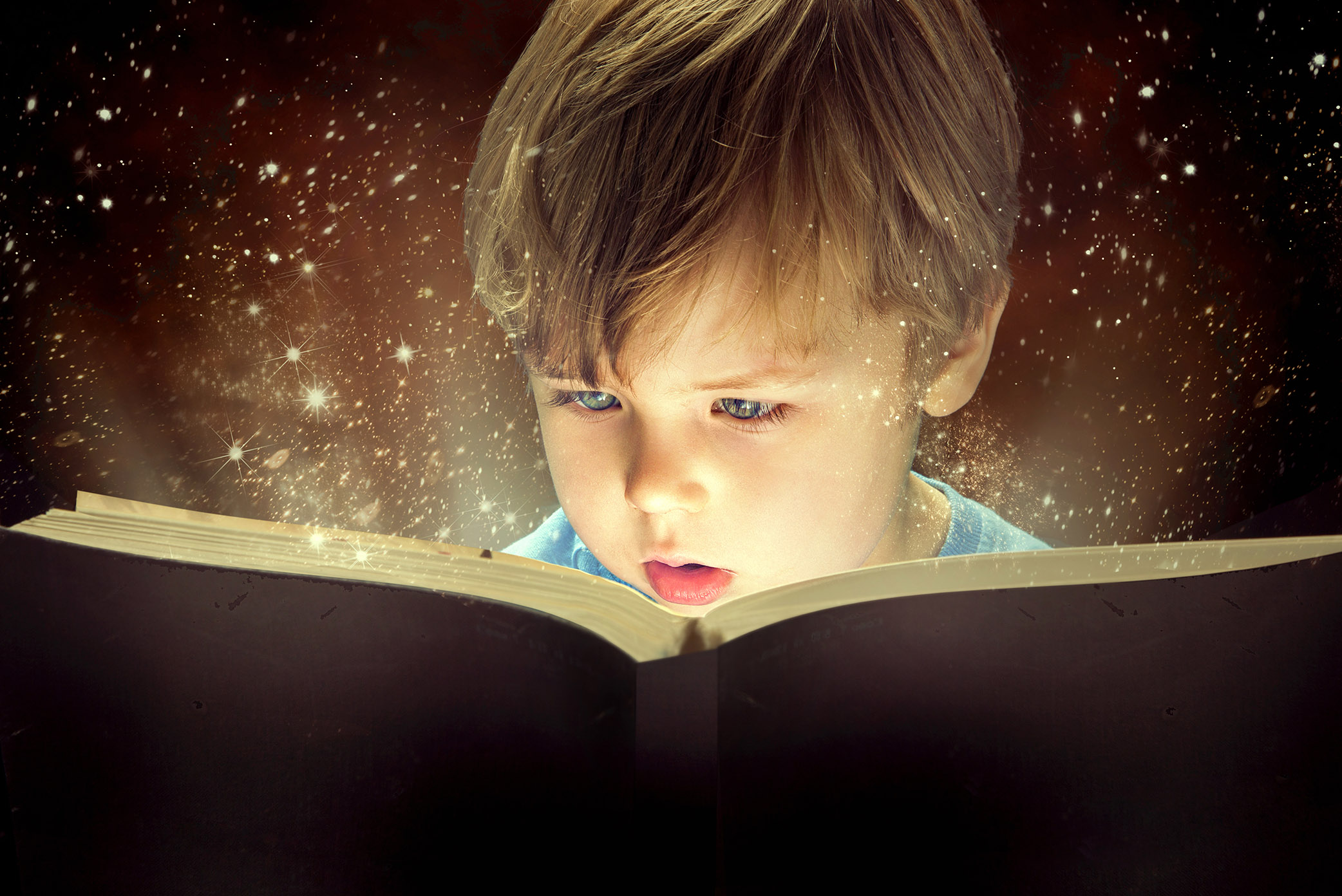 Увлекательное чтение. Книги для детей. Дети читают. Ребенок читает книгу. Мальчик с книжкой.